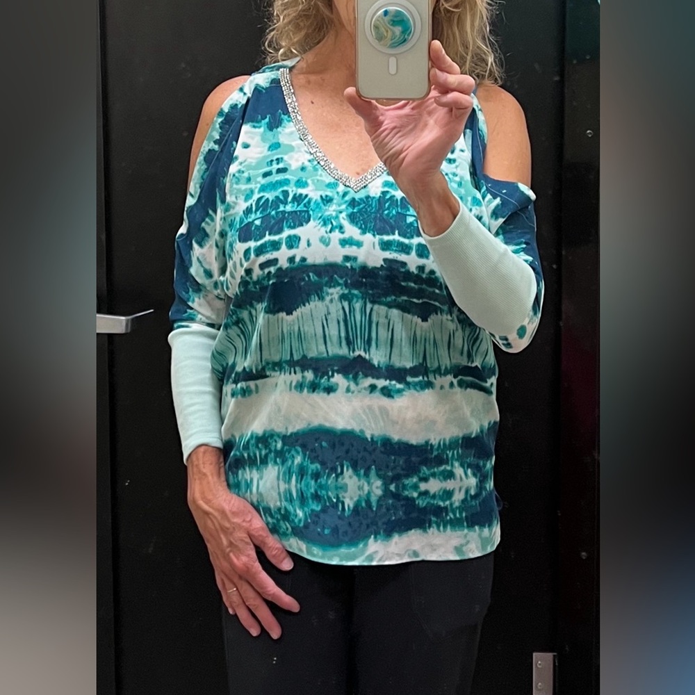 Juicy Couture lightweight cold shoulder long sleeve shirt. Sparkly V-neck. EUC